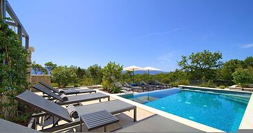 Villa Lady With Heated Pool Jacuzzi and Sauna