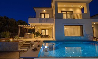 Villa Lady With Heated Pool Jacuzzi and Sauna