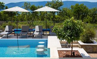 Villa Lady With Heated Pool Jacuzzi and Sauna