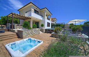 Villa Lady With Heated Pool Jacuzzi and Sauna