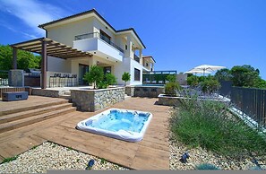 Villa Lady With Heated Pool Jacuzzi and Sauna