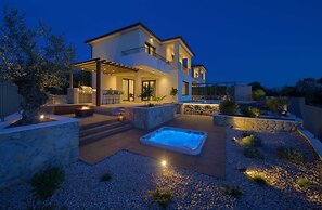 Villa Lady With Heated Pool Jacuzzi and Sauna