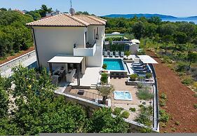 Villa Lady With Heated Pool Jacuzzi and Sauna