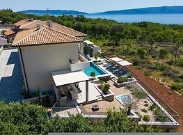 Villa Lady With Heated Pool Jacuzzi and Sauna