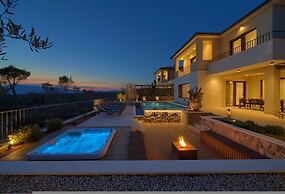 Villa Lord With Heated Pool Jacuzzi and Sauna