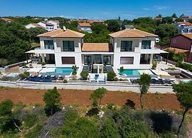 Villa Lord With Heated Pool Jacuzzi and Sauna
