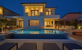 Villa Lord With Heated Pool Jacuzzi and Sauna