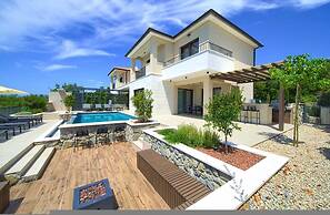 Villa Lord With Heated Pool Jacuzzi and Sauna