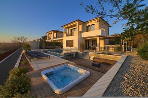 Villa Lord With Heated Pool Jacuzzi and Sauna