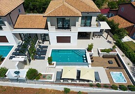 Villa Lord With Heated Pool Jacuzzi and Sauna