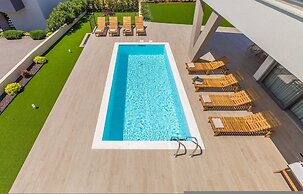 Villa Vista With Private Pool and Sauna