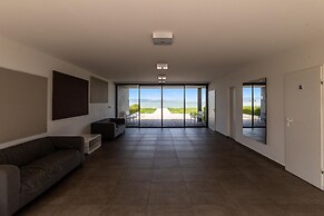 Lakefront Elegant Condo Lela