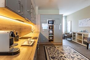 Lakefront Elegant Condo Lela