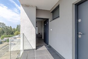 Lakefront Elegant Condo Lela
