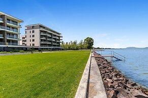 Lakefront Elegant Condo Lela