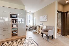 Lakefront Elegant Condo Lela