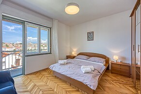 Enolabee Harbour View Apartment