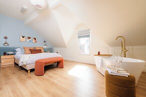 Coastal Location - Sleeps 6 & Pet Friendly
