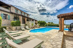 Vila Amyra With Pool