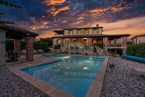 Vila Amyra With Pool