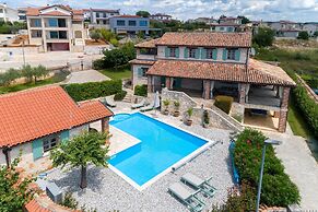 Vila Amyra With Pool