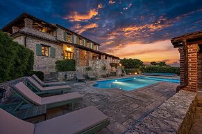 Vila Amyra With Pool