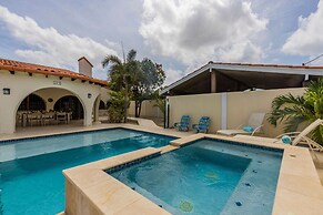 Beautiful 4BR 3BA Villa w Private Pool Jacuzzi