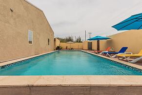 King Size Bed Studio w Pool Close to Beaches