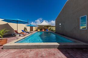 King Size Bed Studio w Pool Close to Beaches