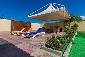 King Size Bed Studio w Pool Close to Beaches
