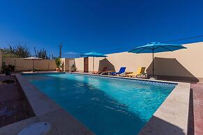 King Size Bed Studio w Pool Close to Beaches
