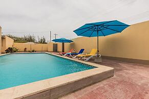 King Size Bed Studio w Pool Close to Beaches