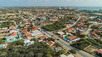 King Size Bed Studio w Pool Close to Beaches