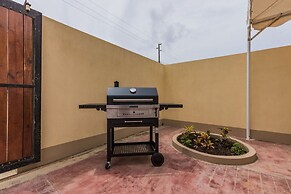 King Size Bed Studio w Pool Close to Beaches