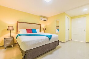 King Size Bed Studio w Pool Close to Beaches