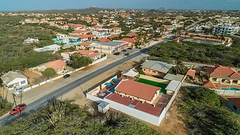 King Size Bed Studio w Pool Close to Beaches