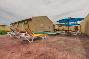 King Size Bed Studio w Pool Close to Beaches