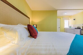 King Size Bed Studio w Pool Close to Beaches