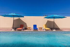 King Size Bed Studio w Pool Close to Beaches
