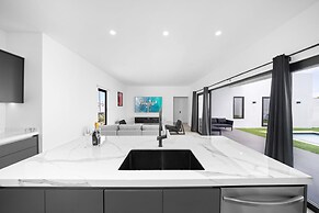 Brand NEW Villa Central Location Private Pool