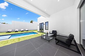 Brand NEW Villa Central Location Private Pool