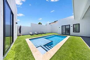 Brand NEW Villa Central Location Private Pool