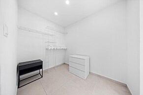 Brand NEW Villa Central Location Private Pool