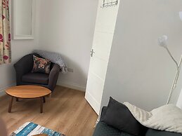 Slough - Sleeps 3 - Petfriendly - Riverside - Bay