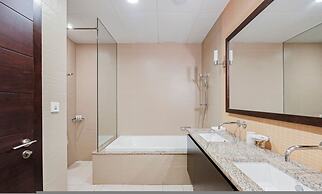 2 BD Tiara Palm Views Beach Pool Amazing Views
