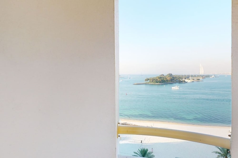Al Dabas Beach Views 3BD Sleeps 6 Beachfront