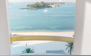 Al Dabas Beach Views 3BD Sleeps 6 Beachfront
