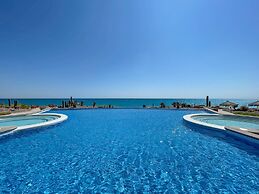 Tranquil Tides Oceanfront Family Oasis