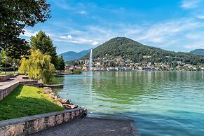 Queen Lake View in Ponte Tresa