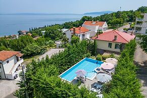 Villa Okra With Pool